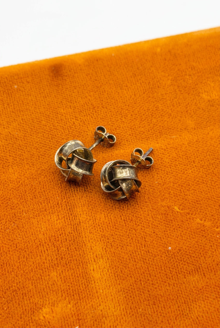 .925 Studs